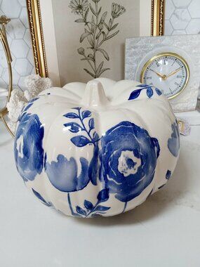 NEW! EXQUISITE BLUE & WHITE FLORAL LARGE PUMPKIN